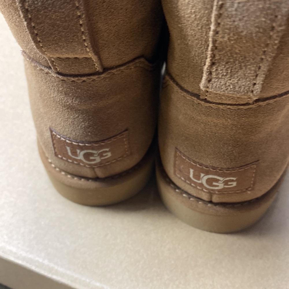 Ugg - Picture 8 of 9